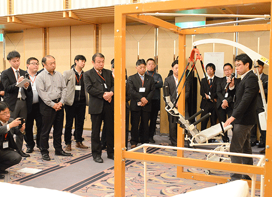 協賛企業による福祉機器説明